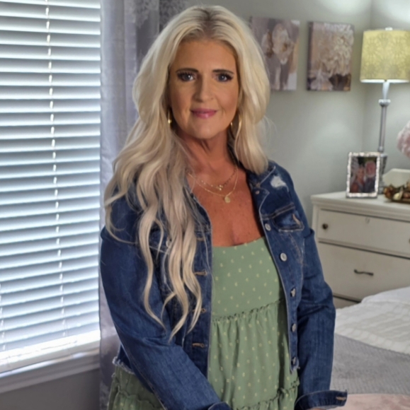 Meet your Posher, Christy - Picture 3 of 3